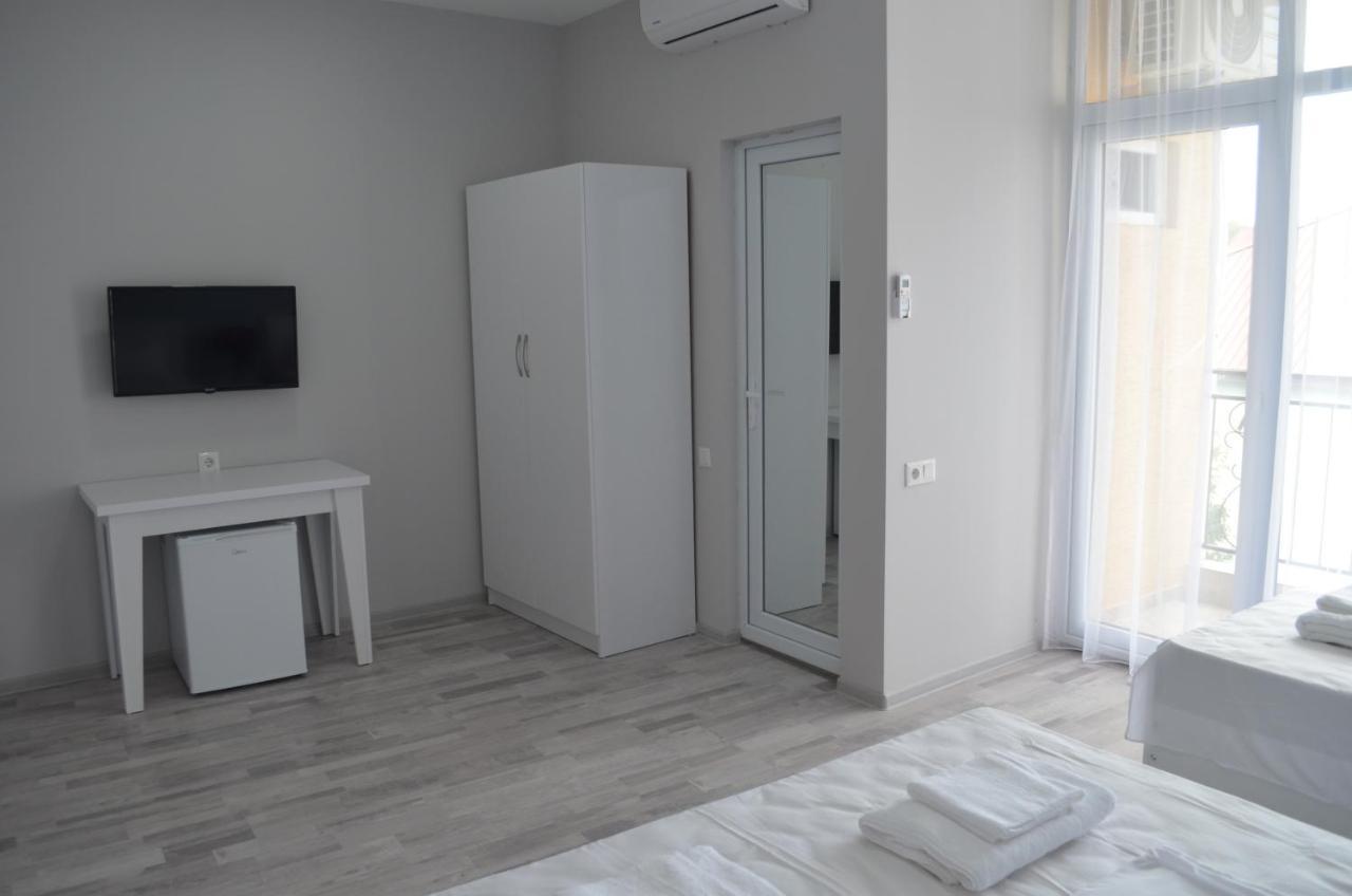 Guest House Madonna Kobuleti Esterno foto