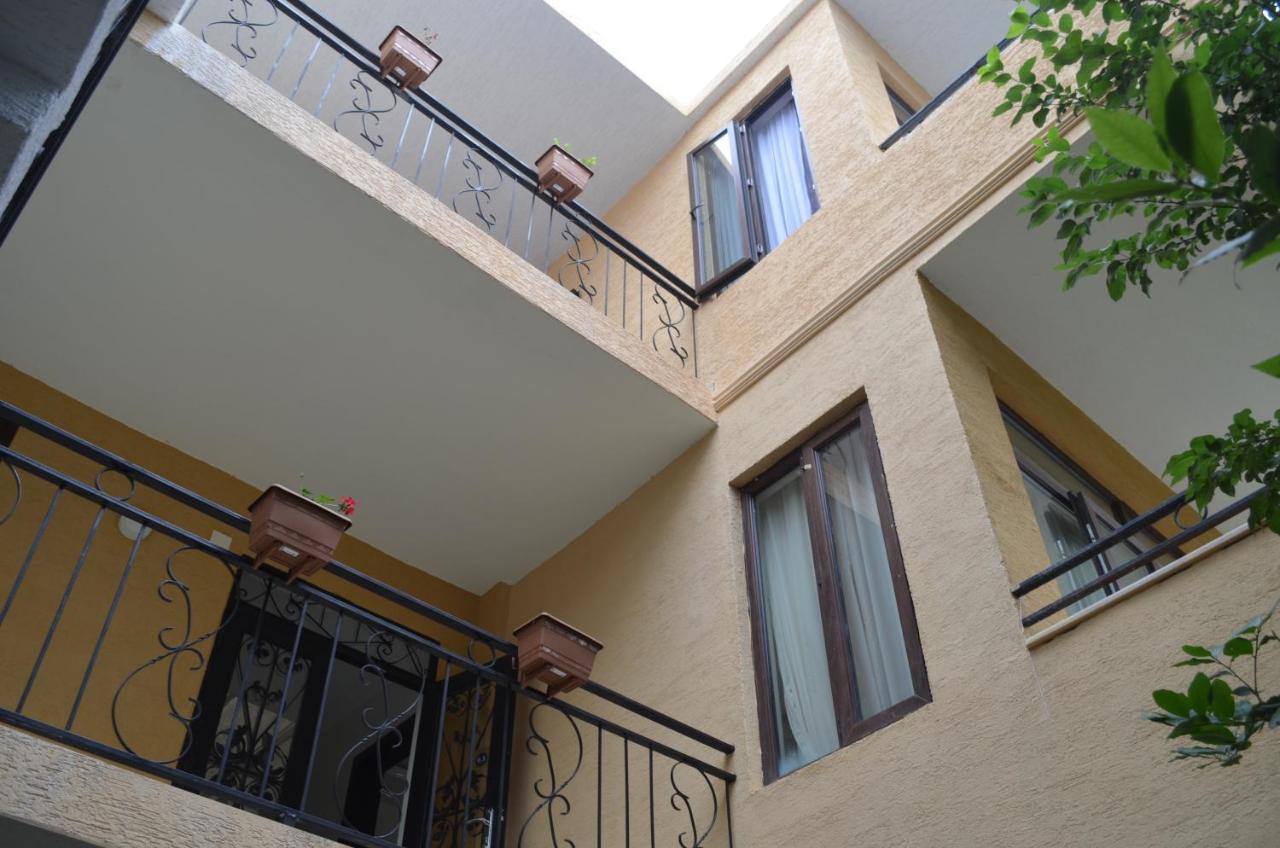 Guest House Madonna Kobuleti Esterno foto