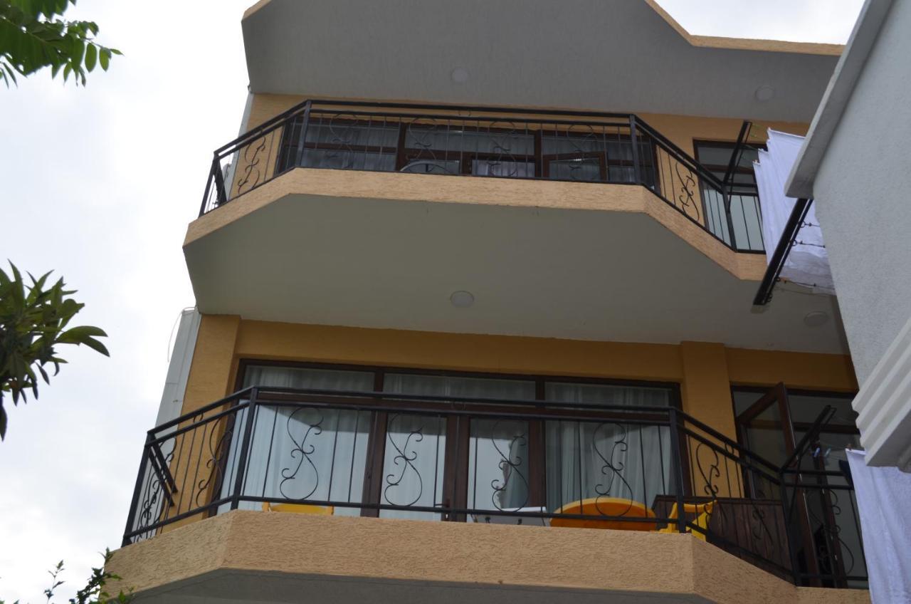 Guest House Madonna Kobuleti Esterno foto
