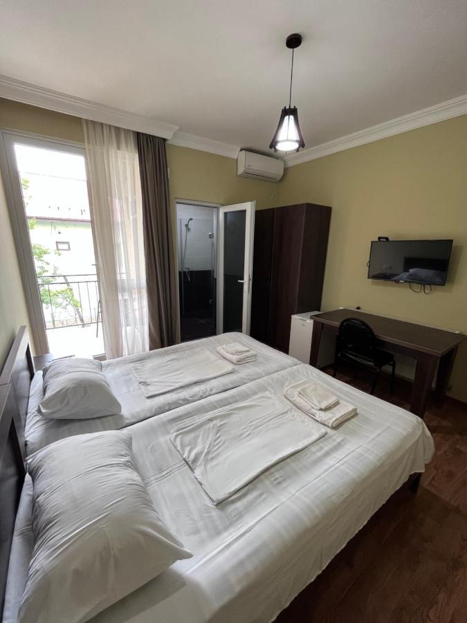 Guest House Madonna Kobuleti Esterno foto