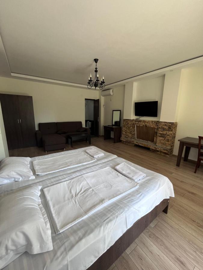 Guest House Madonna Kobuleti Esterno foto