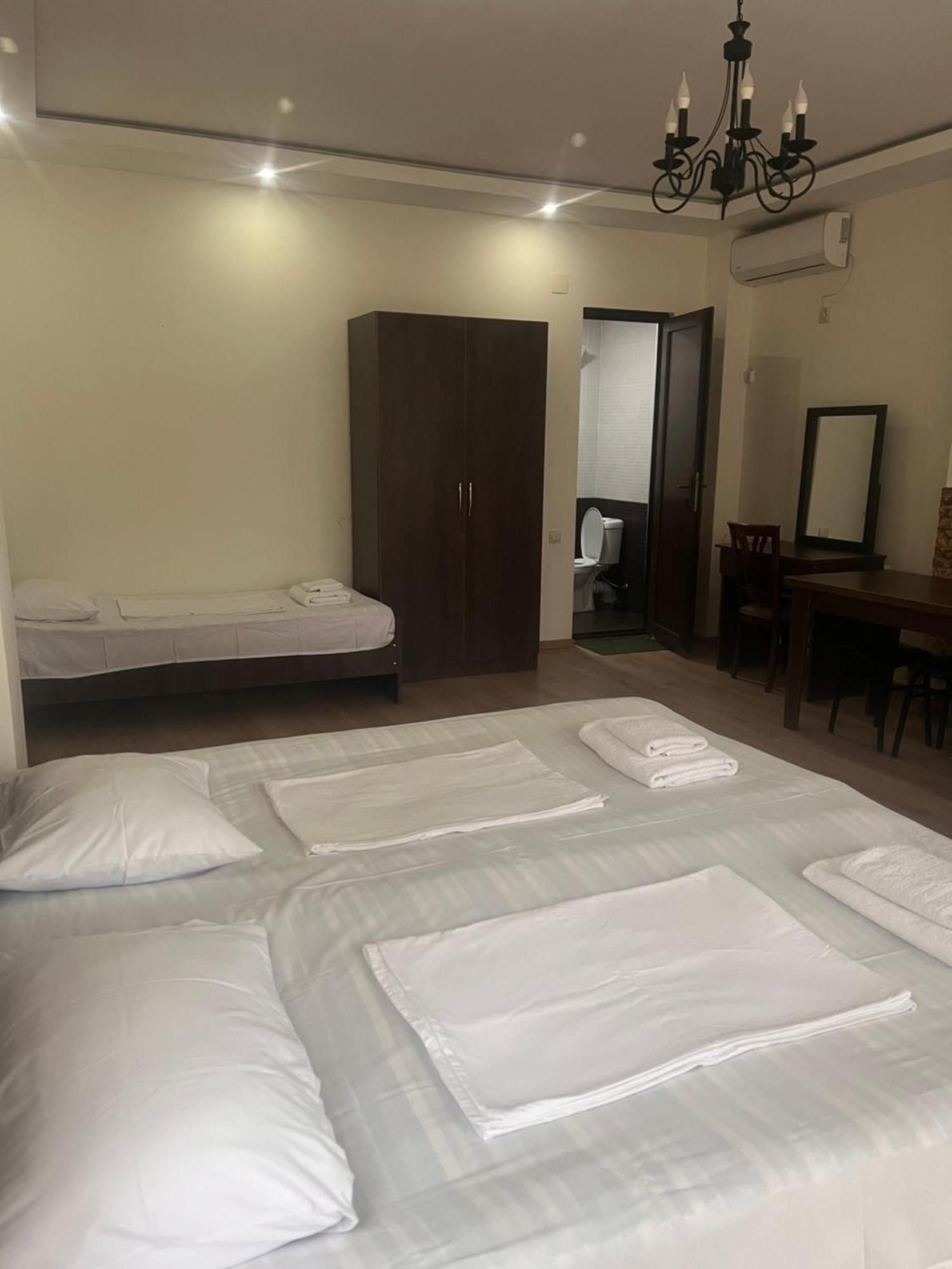 Guest House Madonna Kobuleti Esterno foto