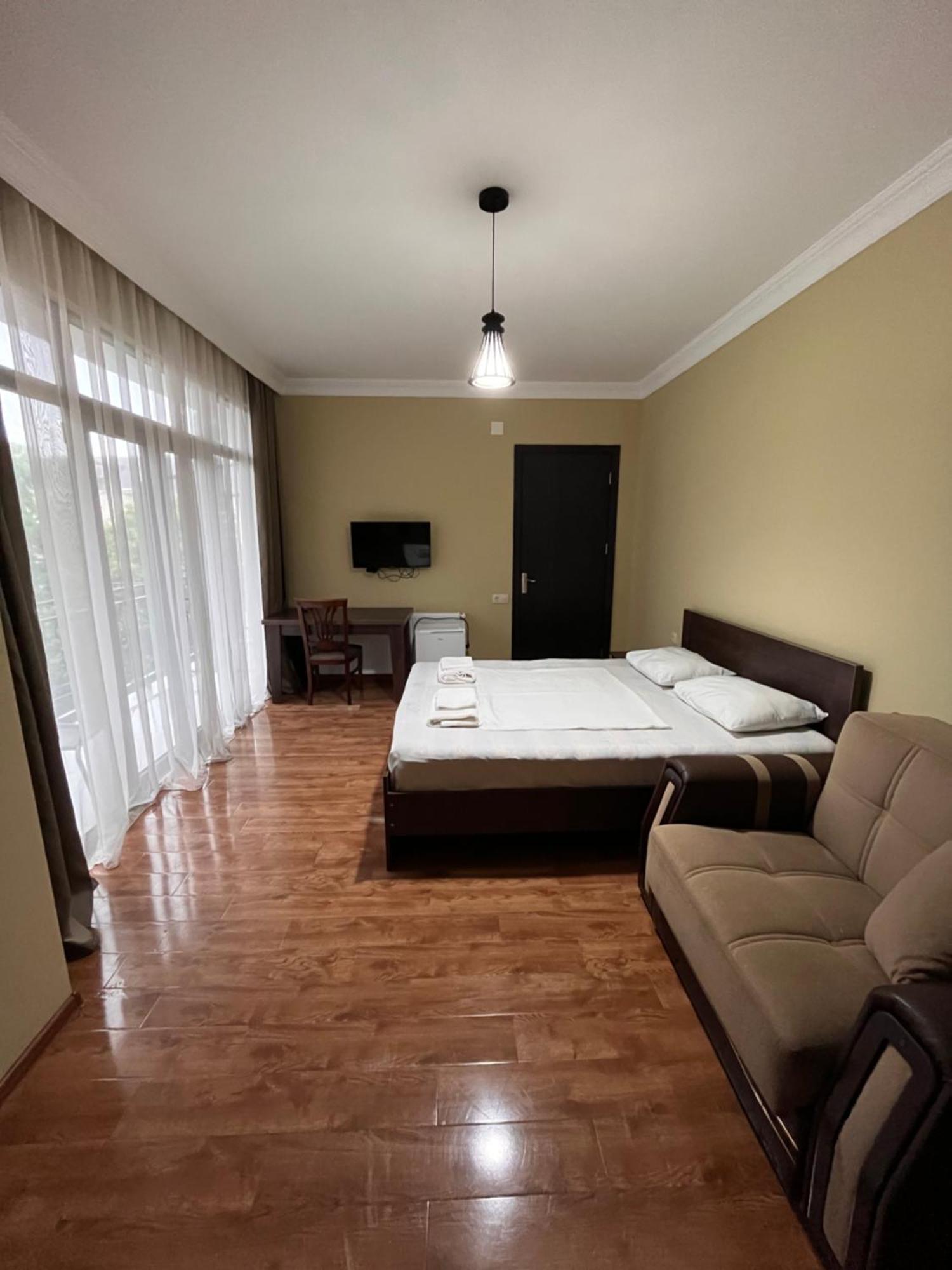 Guest House Madonna Kobuleti Esterno foto